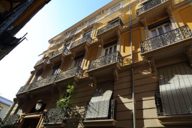 Valencia, İspanya 'daki güzel eski binalar. İlginç mimari detaylar. Siesta. Kimse yok..