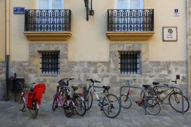 Valencia, İspanya 'daki güzel eski binalar. İlginç mimari detaylar. Siesta. Kimse yok..