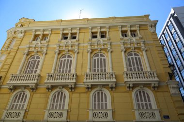 Valencia, İspanya 'daki güzel eski binalar. İlginç mimari detaylar. Siesta. Kimse yok..