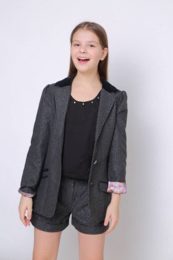 Gülen Kafkas küçük kız stüdyo portresi.