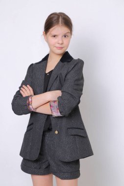 Gülen Kafkas küçük kız stüdyo portresi.