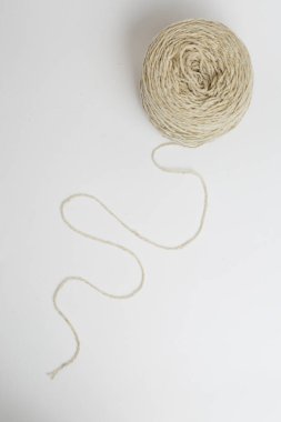 Stüdyo görüntüsü% 100 yün fildişi renginde. Örgü örmek için iplik.