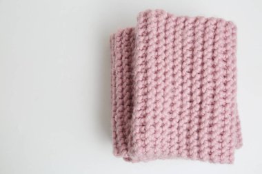 Pembe el yapımı örgü eşarbı..