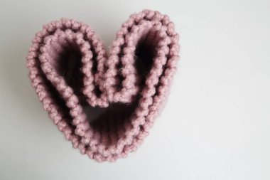 Pembe el yapımı örgü eşarbı..