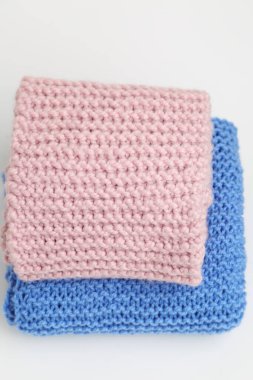 Pembe ve mavi renkli el yapımı örgü eşarbı..