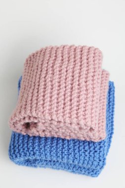 Pembe ve mavi renkli el yapımı örgü eşarbı..