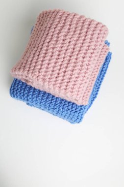 Pembe ve mavi renkli el yapımı örgü eşarbı..