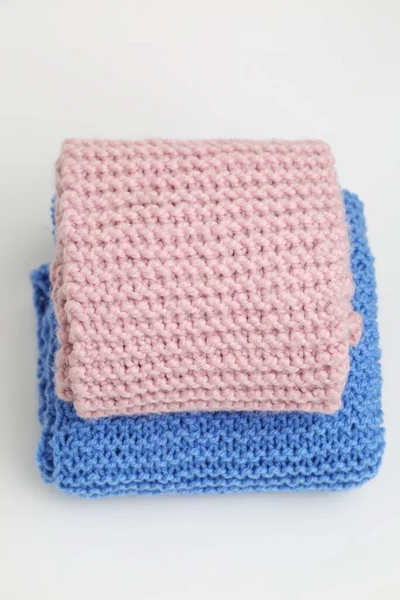 粉红色和蓝色手工针织围巾 — 图库照片