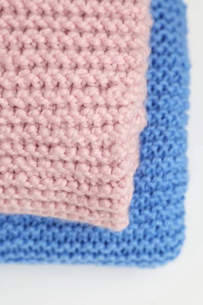 Pembe ve mavi renkli el yapımı örgü eşarbı..