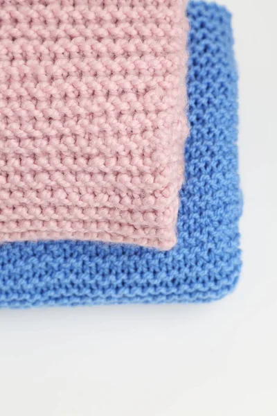 Handgestrickter Schal Rosa Und Blauer Farbe — Stockfoto