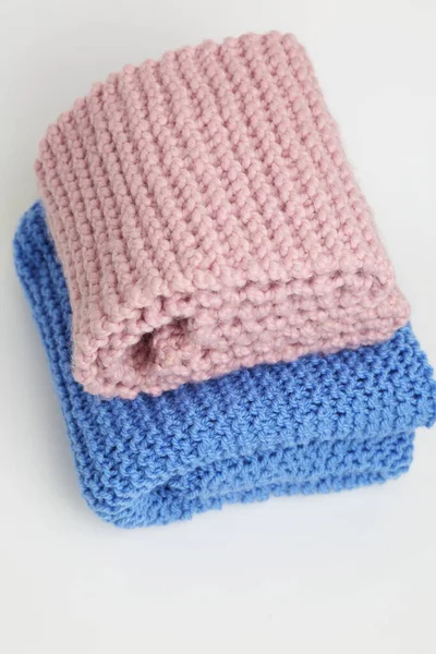 Handgestrickter Schal Rosa Und Blauer Farbe — Stockfoto