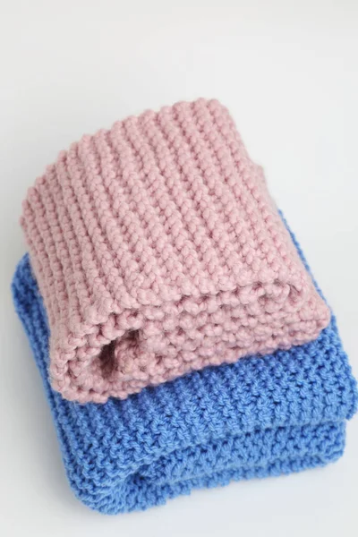 Handgestrickter Schal Rosa Und Blauer Farbe — Stockfoto