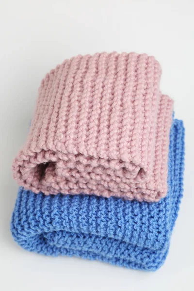 Handgestrickter Schal Rosa Und Blauer Farbe — Stockfoto