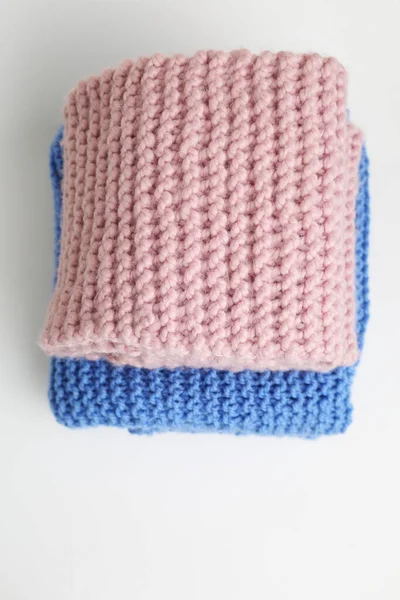 Handgestrickter Schal Rosa Und Blauer Farbe — Stockfoto