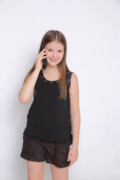 Amerykański Nastolatek Dziewczyna Gospodarstwa Telefon Komórkowy — Zdjęcie stockowe