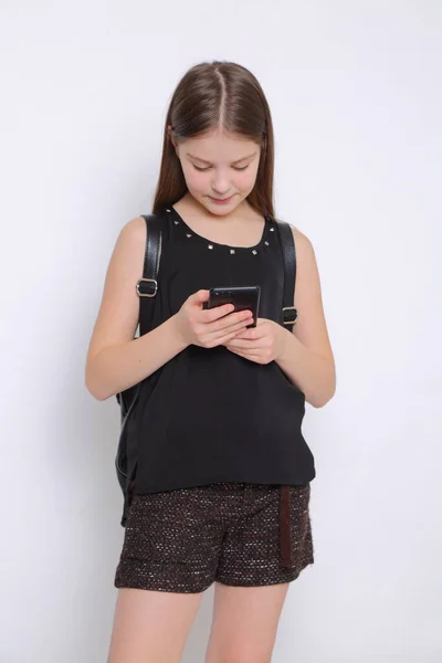 Amerykański Nastolatek Dziewczyna Gospodarstwa Telefon Komórkowy — Zdjęcie stockowe