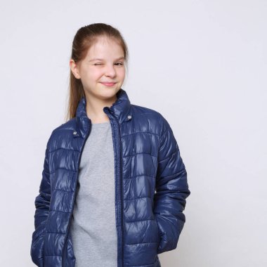 Beautirul studio Avrupa beyaz genç kız portresi