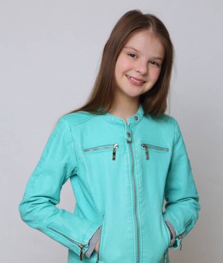 Beautirul studio Avrupa beyaz genç kız portresi