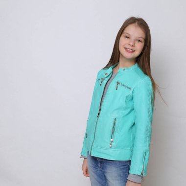 Beautirul studio Avrupa beyaz genç kız portresi