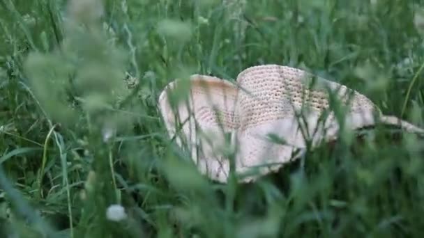 Filmagem Curta Chapéu Palha Grama Verde Verão Foco Seleccionado Contexto — Vídeo de Stock