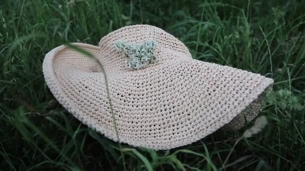 草帽在绿草中的简短镜头 选定的重点 背景模糊 Bokeh — 图库视频影像