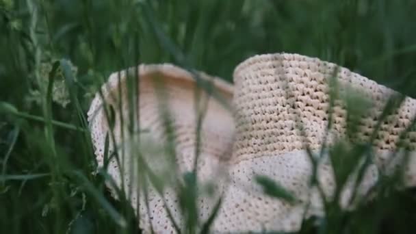 Στιγμιαίο Πλάνο Ψάθινο Καπέλο Στο Πράσινο Γρασίδι Καλοκαίρι Επιλεγμένη Εστίαση — Αρχείο Βίντεο