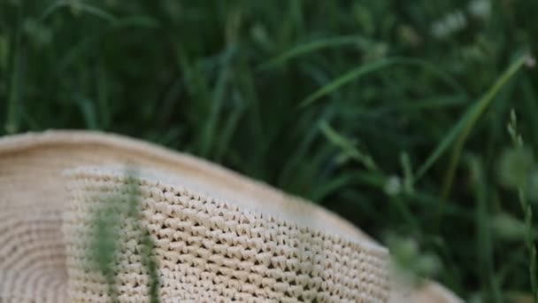 Короткие Кадры Соломенной Шляпы Зеленой Траве Летом Выбранный Фокус Фон — стоковое видео