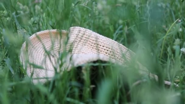 Στιγμιαίο Πλάνο Ψάθινο Καπέλο Στο Πράσινο Γρασίδι Καλοκαίρι Επιλεγμένη Εστίαση — Αρχείο Βίντεο