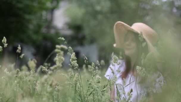 Красивая Кавказская Девушка Соломенной Шляпе Зеленой Траве Летом Выбранный Фокус — стоковое видео