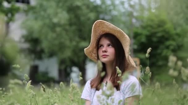 Hermosa Chica Caucásica Sombrero Paja Hierba Verde Verano Enfoque Seleccionado — Vídeo de stock