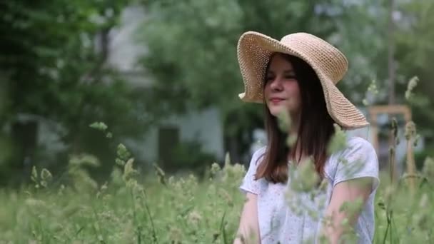 Hermosa Chica Caucásica Sombrero Paja Hierba Verde Verano Enfoque Seleccionado — Vídeos de Stock