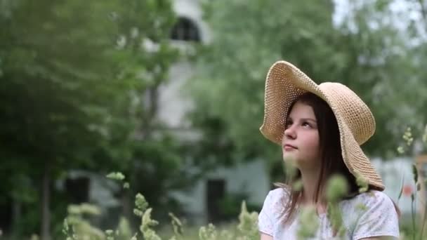 Hermosa Chica Caucásica Sombrero Paja Hierba Verde Verano Enfoque Seleccionado — Vídeo de stock