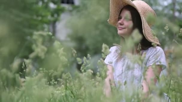 Hermosa Chica Caucásica Sombrero Paja Hierba Verde Verano Enfoque Seleccionado — Vídeo de stock