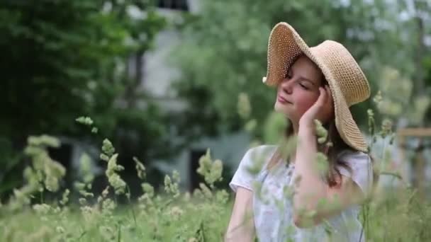 Hermosa Chica Caucásica Sombrero Paja Hierba Verde Verano Enfoque Seleccionado — Vídeo de stock