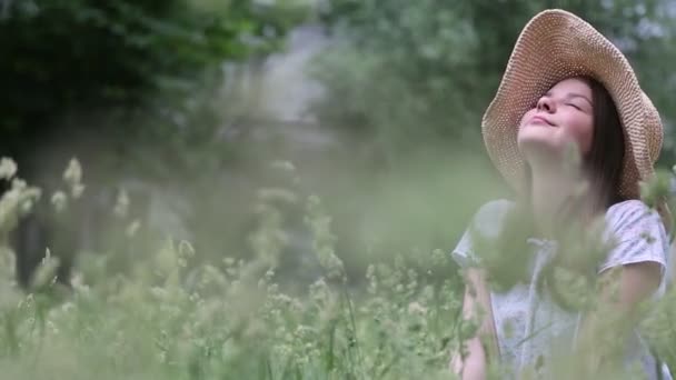 Prachtig Blank Meisje Met Een Strohoed Het Groene Gras Zomer — Stockvideo