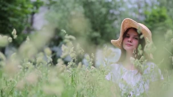 Prachtig Blank Meisje Met Een Strohoed Het Groene Gras Zomer — Stockvideo