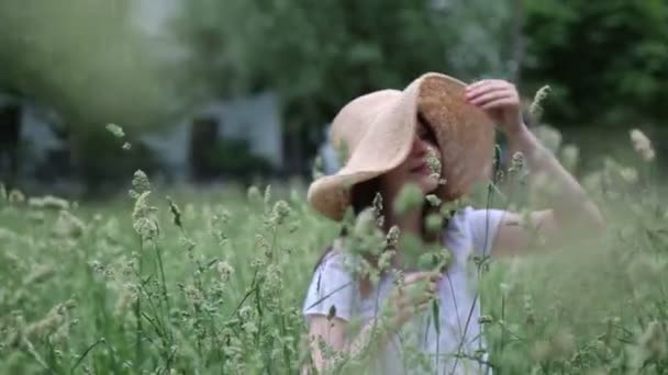 Vacker Kaukasiska Flicka Halmhatt Det Gröna Gräset Sommaren Ett Valt — Stockvideo