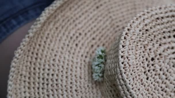 小女孩正在用小草甸花装饰她的草帽 夏天在外面的青草地上 选定的重点 背景模糊 Bokeh — 图库视频影像
