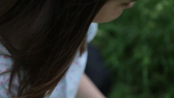 Lány Kis Rét Virágokkal Díszíti Szalmakalapját Nyáron Kint Zöld Fűben — Stock videók