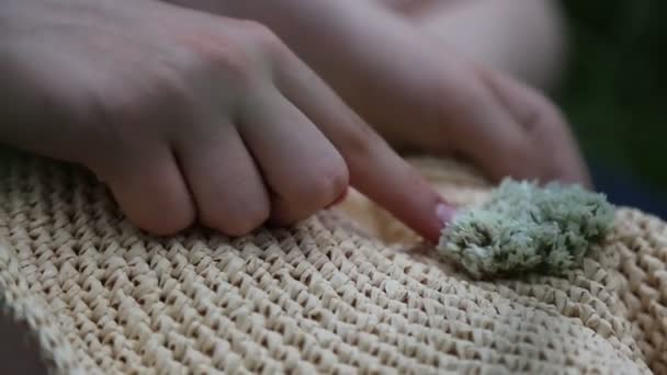 Meisje Versiert Haar Strohoed Met Kleine Weidebloemen Buiten Het Groene — Stockvideo