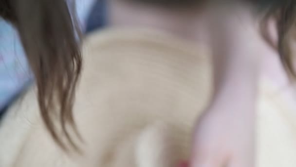 Ragazza Sta Decorando Suo Cappello Paglia Piccoli Fiori Prato Fuori — Video Stock