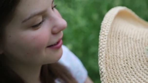 Hermosa Chica Caucásica Sombrero Paja Hierba Verde Verano Enfoque Seleccionado — Vídeo de stock