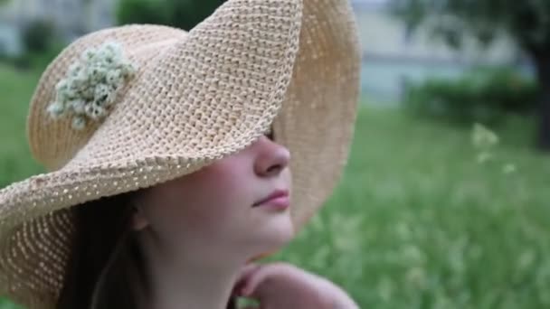 Gyönyörű Kaukázusi Lány Szalmakalapban Zöld Fűben Nyáron Kiválasztott Fókusz Homályos — Stock videók