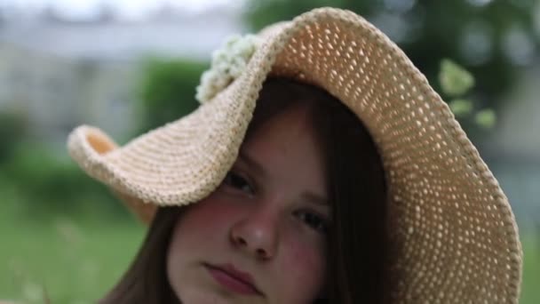 Hermosa Chica Caucásica Sombrero Paja Hierba Verde Verano Enfoque Seleccionado — Vídeo de stock