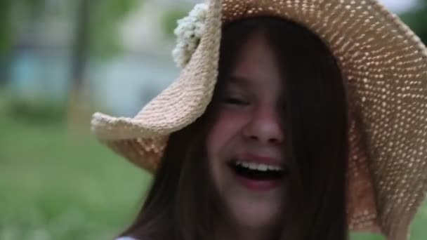 Όμορφη Λευκή Κοπέλα Ψάθινο Καπέλο Στο Πράσινο Γρασίδι Καλοκαίρι Επιλεγμένη — Αρχείο Βίντεο