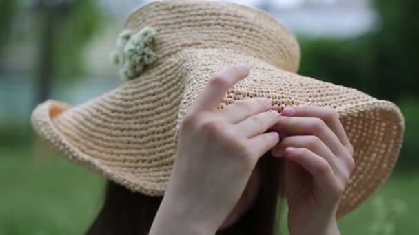 Chica Está Decorando Sombrero Paja Por Pequeñas Flores Del Prado — Vídeo de stock