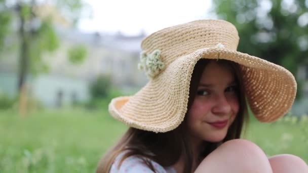 Hermosa Chica Caucásica Sombrero Paja Hierba Verde Verano Enfoque Seleccionado — Vídeo de stock