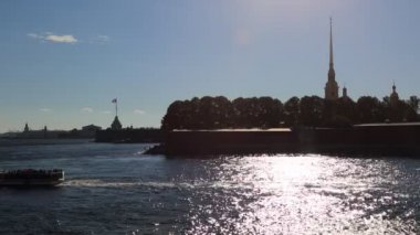 SAINT PETERSBURG, RUSSIA - 16 HAZİRAN 2019: Güneşli yaz gününde Neva nehrinin güzel manzarası ve tekneleri