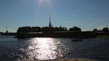 SAINT PETERSBURG, RUSSIA - 16 HAZİRAN 2019: Güneşli yaz gününde Neva nehrinin güzel manzarası ve tekneleri