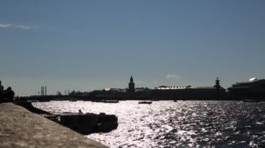 SAINT PETERSBURG, RUSSIA - 16 HAZİRAN 2019: Güneşli yaz gününde Neva nehrinin güzel manzarası ve tekneleri